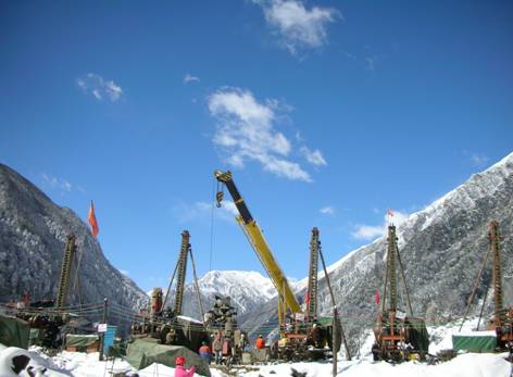 坝基防渗墙施工区在冰雪中坚持举行